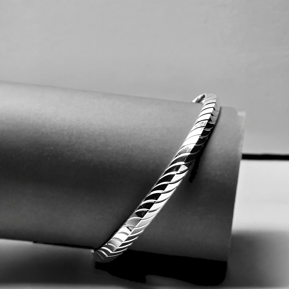 Silver Blade Textured Kada – Sleek Geometric Swirl 1 Side view of Silver Blade Textured Kada