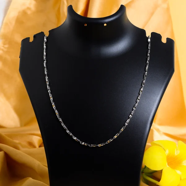 Bust Display of Classic Textured Link Chain – 925 Silver