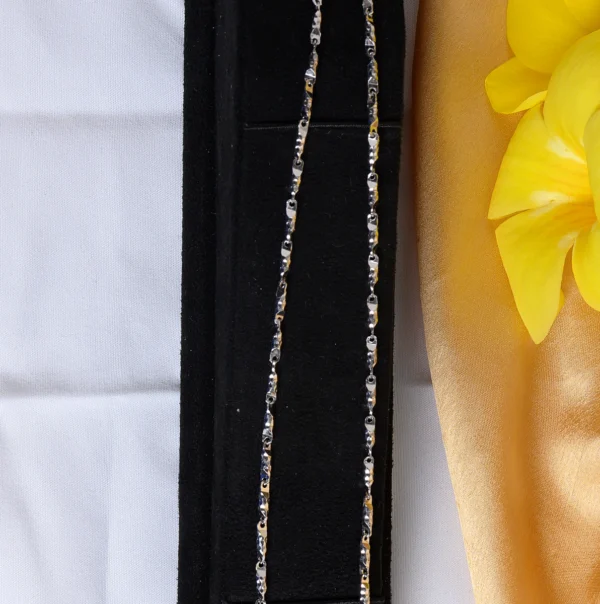 Close up links display of Classic Textured Link Chain – 925 Silver