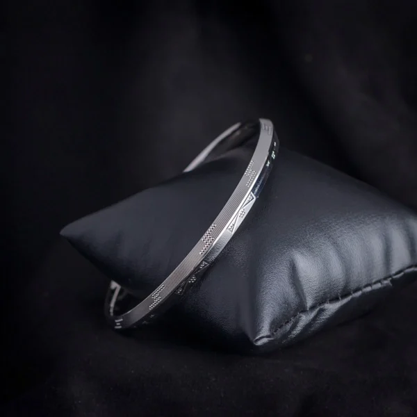 Side view of Etched Triangle Pattern Kada