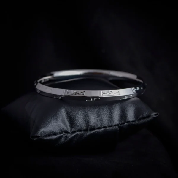 Flat view of Etched Triangle Pattern Kada