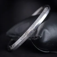 Close up of Etched Triangle Pattern Kada