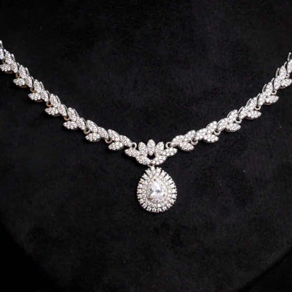 Necklace display of Teardrop Leaf Necklace Set