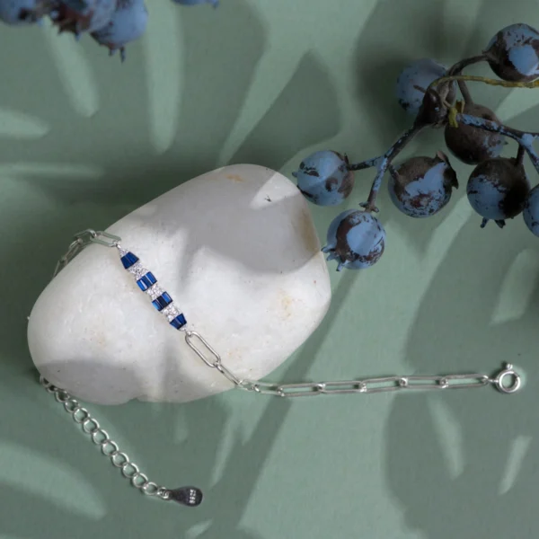 Centerpiece and lock mechanism display of Alternating Blue and White Bar Paperclip Bracelet 925 Silver