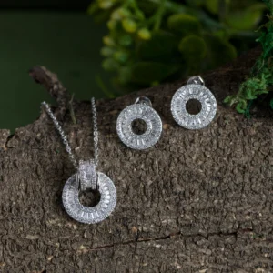 Close up of Baguette Halo Circle Set 925 Silver