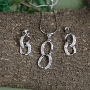 Close up of Interlocking Ovals Pave Set 925 Silver