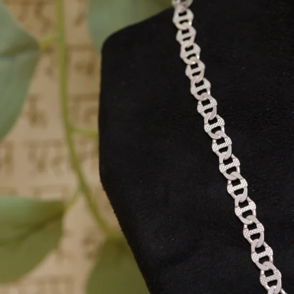 Close up of Textured Curb Link Chain 925 Silver