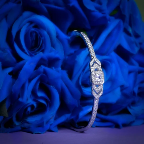 Close up of centerpiece of Geometric Brilliance Kada 925 Silver
