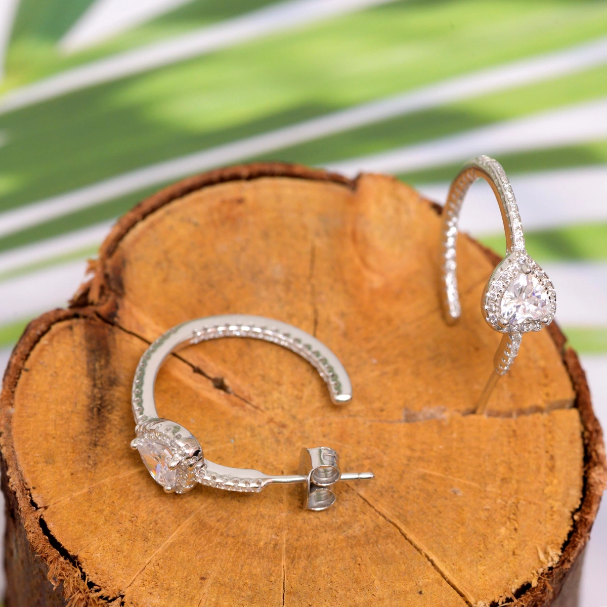 Pear Halo Half Hoops – 925 Silver 3 Display with lock mechanism of Pear Halo Half Hoops 925 Silver