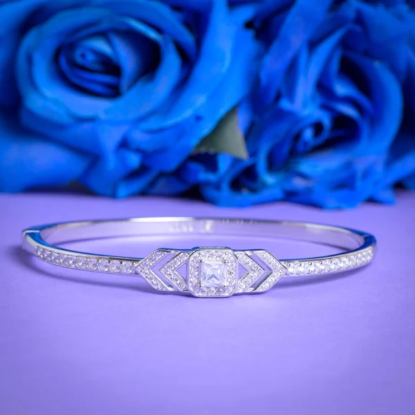 Full length display with side lock mechanism of Geometric Brilliance Kada 925 Silver