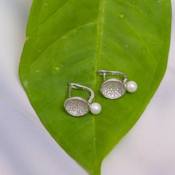 Locking mechanism display of Disc Pearl Stud Earrings 925 Silver