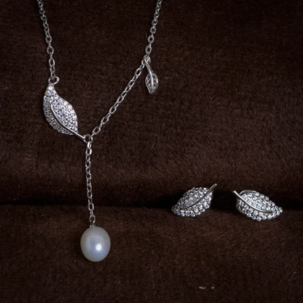 Pendant pearl drop and earrings close up of Leaf Pearl Drop Lariat Set 925 Silver