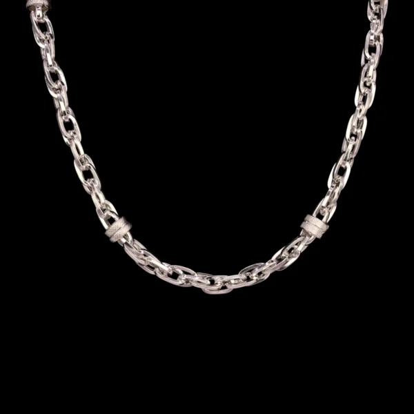 Close up of Royal Link Statement Chain with Stardust Finish 925 Silver