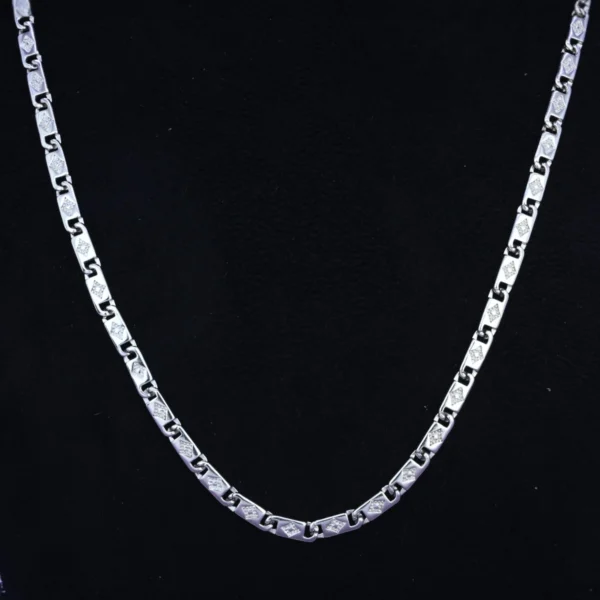 Close up view of Lustrous Diamond-Cut Mariner Chain 925 Silver