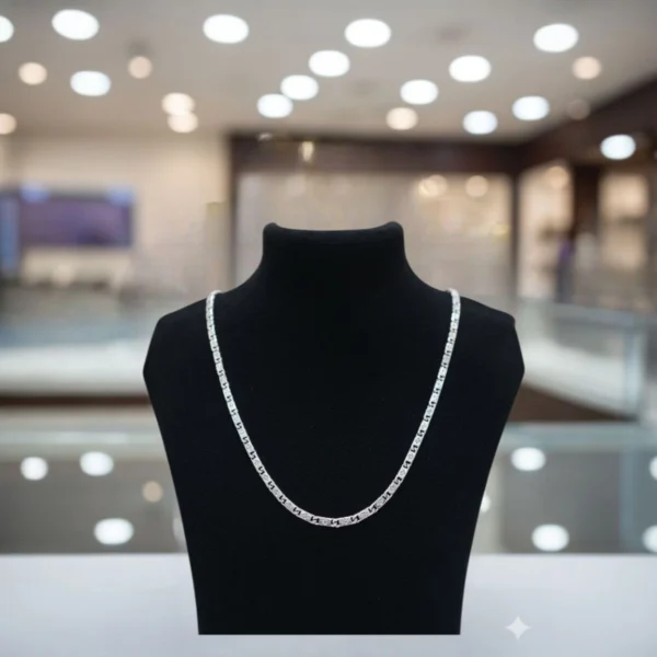 Display on bust of Lustrous Diamond-Cut Mariner Chain 925 Silver