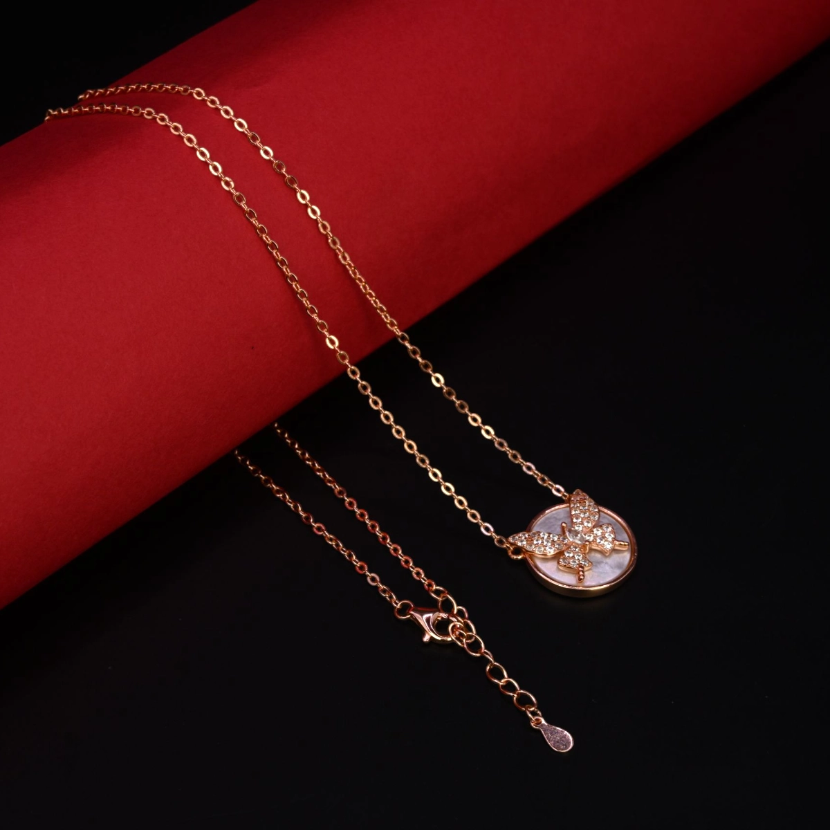 Rose Gold Butterfly Mother of Pearl Necklace – 925 Silver 1 Locket and locking mechanism of Rose Gold Butterfly Mother of Pearl Necklace 925 Silver