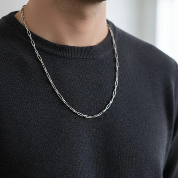 Model wearing Essential Paperclip Link Chain 925 Silver
