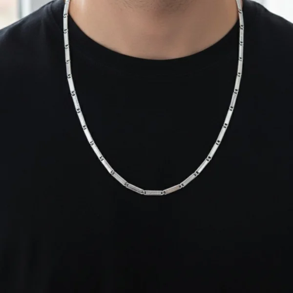 Model wearing the Signature S-Link Flat Chain 925 Silver