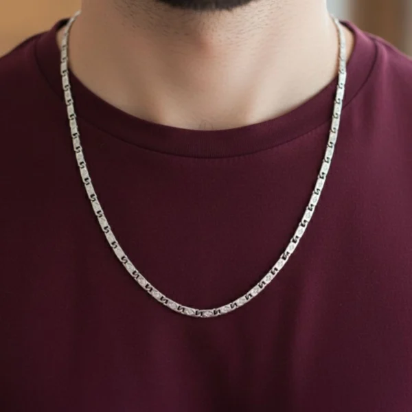 On model display of Lustrous Diamond-Cut Mariner Chain 925 Silver