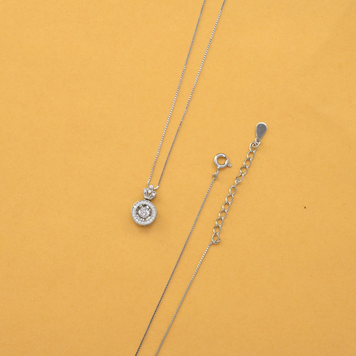 Royal Crown CZ Pendant Necklace – 925 Silver 4 Pendant and locking mechanism display of Royal Crown CZ Pendant Necklace 925 Silver