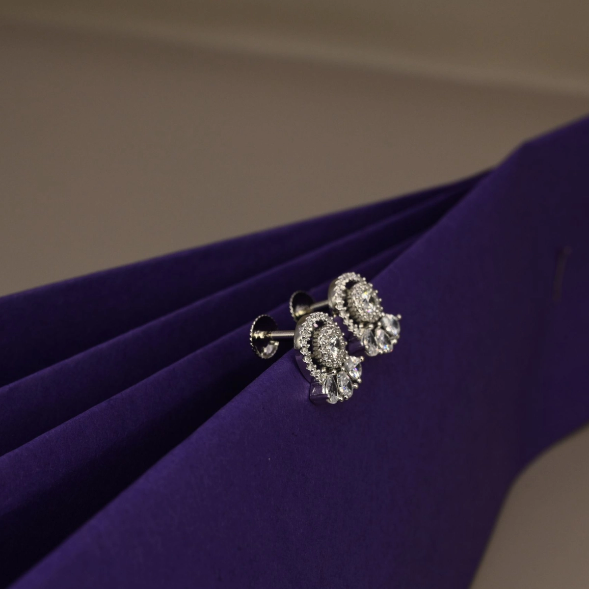 Dazzling Pear-Cut Cluster Stud Earrings – 925 Silver 3 Side view of Dazzling Pear-Cut Cluster Stud Earrings 925 Silver