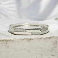 Close up of Grand Leaping Jaguar Geometric Kada 925 Silver